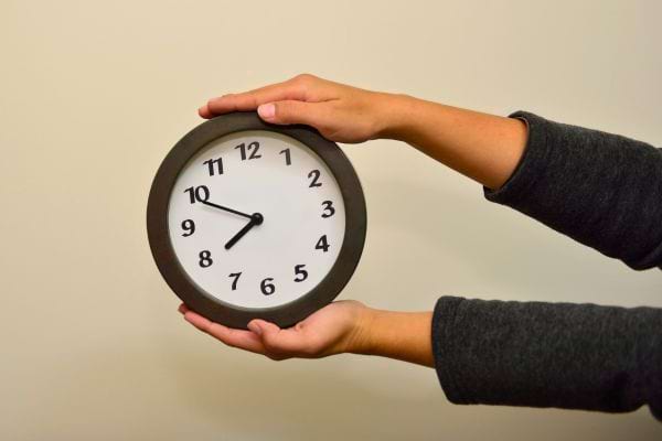 Une horloge ronde indiquant environ 9h10.