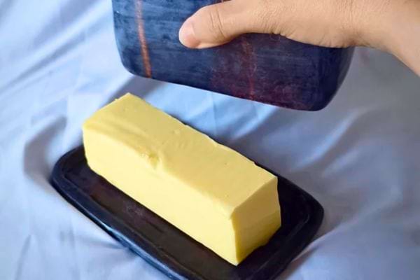 Beurre placé dans un étui en céramique.