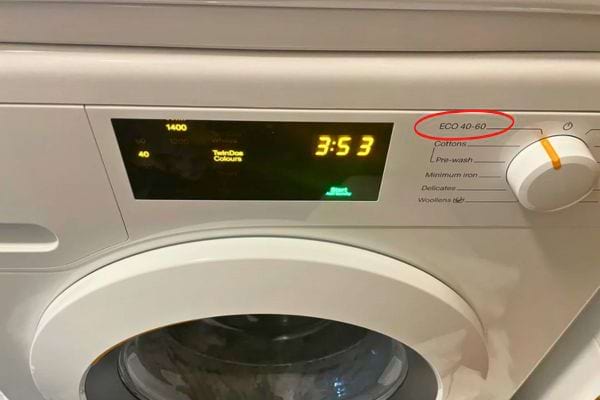 Panneau de machine à laver affichant le mode éco 40-60.