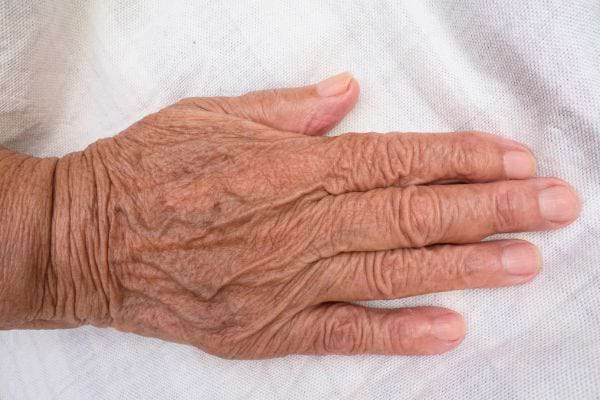 Une main réconfortante.