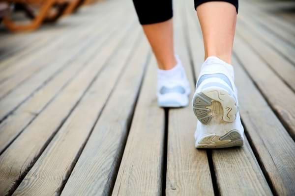 Quatre bouteilles d’eau en plastique posées sur un plan de travail.