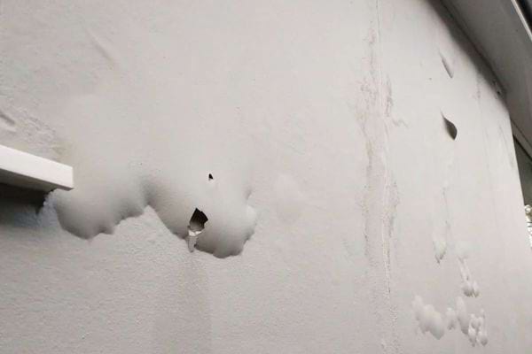 Mur gonflé et fissuré à cause d’une infiltration d’eau.