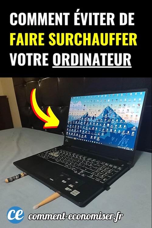 Ordinateur portable surélevé par des crayons pour éviter la surchauffe.