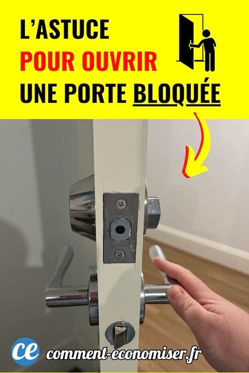 Main tenant la poignée d’une porte en métal bloquée vue de côté.