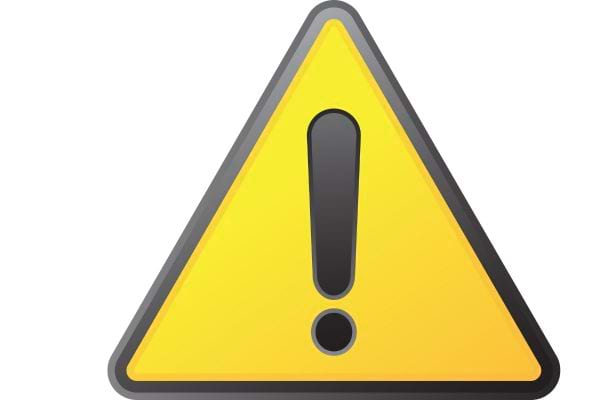 Panneau triangulaire jaune avec un point d’exclamation noir signalant un danger.