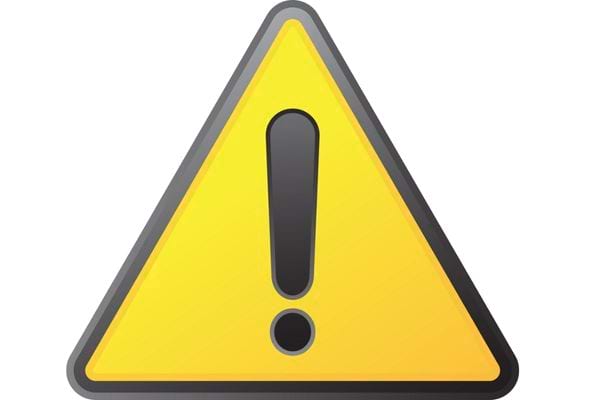 Panneau de signalisation triangulaire jaune avec point d’exclamation noir indiquant un avertissement.