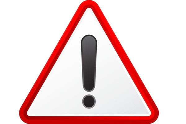 Panneau de signalisation triangulaire rouge avec un point d’exclamation noir au centre.