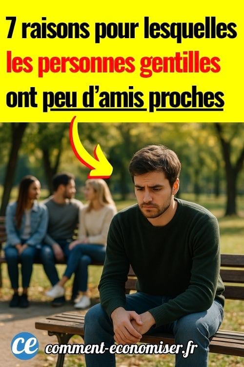 Un jeune homme à l'air inquiet sur un banc, avec un groupe d'amis en arrière-plan