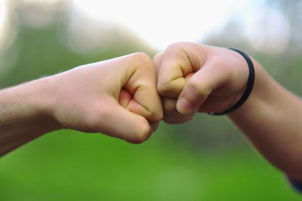 Deux poings se touchent en signe d’amitié ou de soutien.