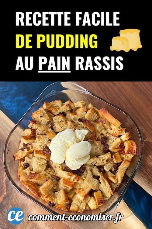 Plat en verre avec pudding au pain rassis et glace, fond en bois, texte noir et jaune.