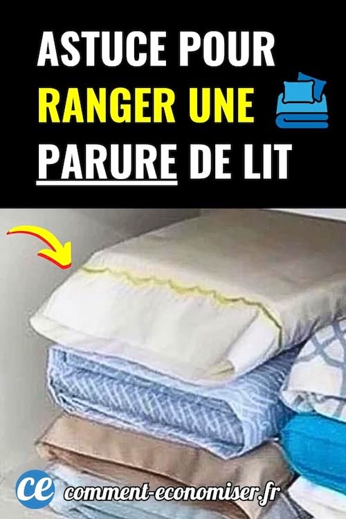 Parure de lit pliée et rangée proprement dans une taie d’oreiller avec flèche jaune indiquant la méthode.