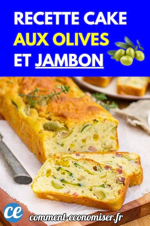 Cake salé aux olives et jambon tranché sur planche en bois.
