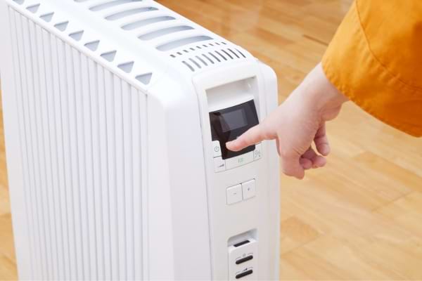 Un chauffage qui est touché pour régler la température