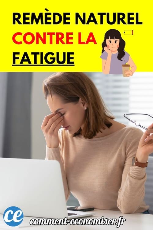 Femme fatiguée assise devant ordinateur, se frottant les yeux.