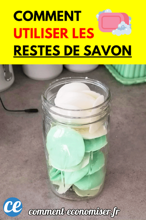 Un bocal en verre rempli de petits morceaux de savon colorés.