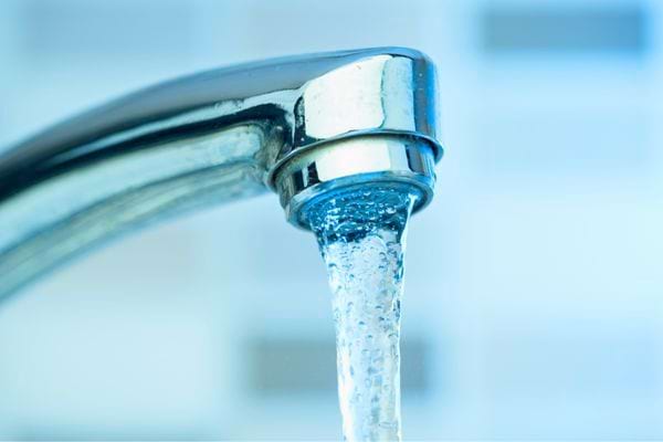Eau claire coulant d’un robinet chromé.