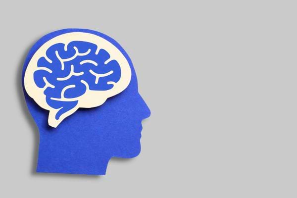 Silhouette bleue d’une tête humaine contenant un dessin simplifié du cerveau.