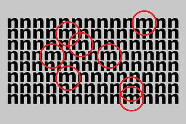 8 "m" entourés de cercles rouges dans une image plein de "n".