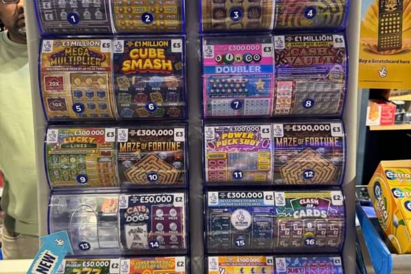 Un présentoir rempli de tickets à gratter colorés de loterie.