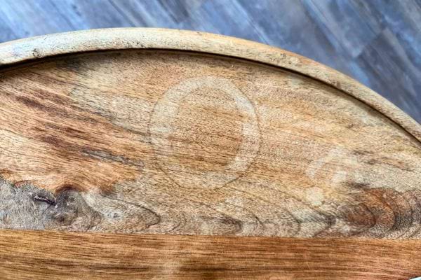 Cercle laissé par un verre sur une table en bois.