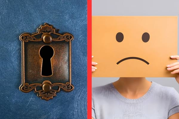 Une serrure ancienne est montrée à côté d’une personne tenant un panneau avec un visage triste.