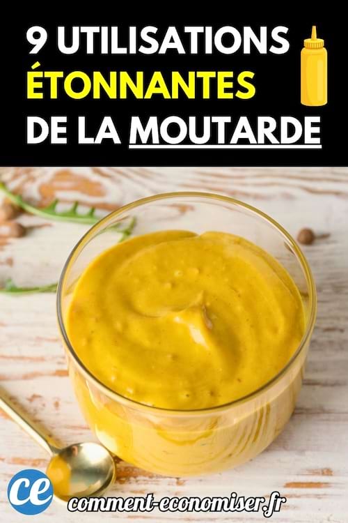 Bol en verre rempli de moutarde jaune crémeuse avec cuillère dorée.