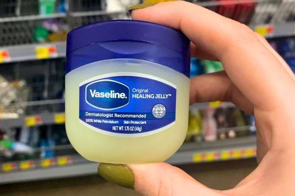 Un pot de vaseline.