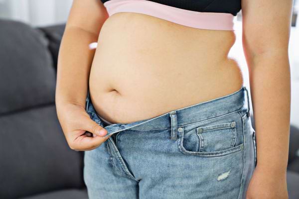 Ventre d'une femme qui a grossi.