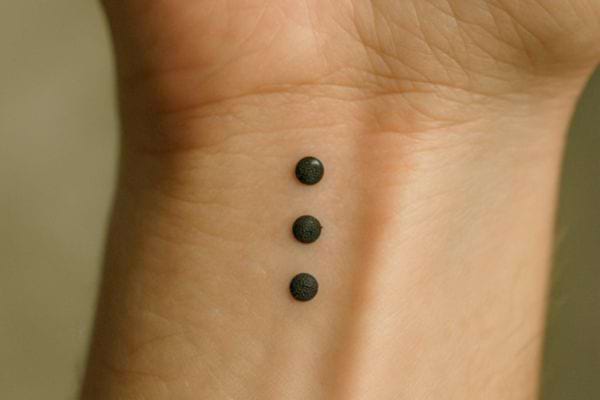 Tatouage trois points.