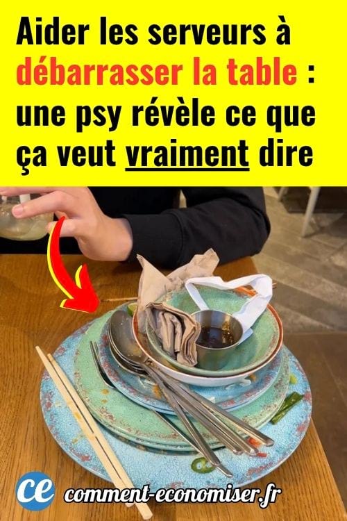 Des assiettes empilées au restaurant pour aider le serveur à débarrasser la table plus facilement