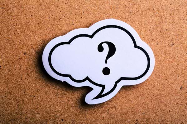 panneau jaune triangulaire avec un point d interrogation noir.