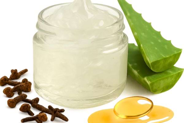 un pot de gel avec aloe clous de girofle et huile.