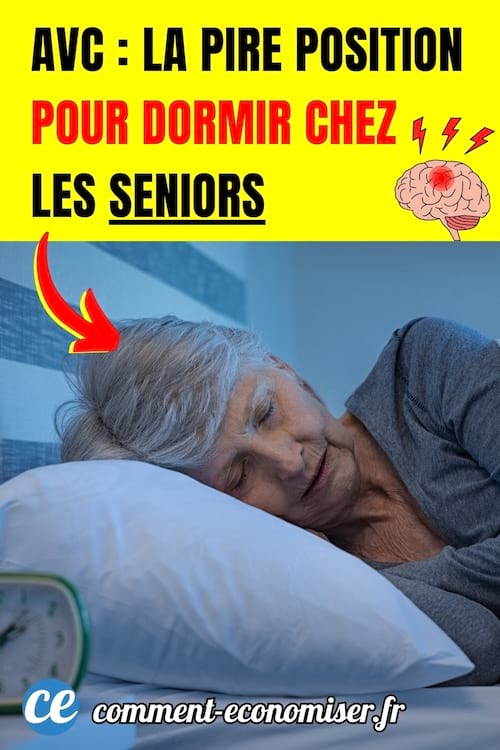 un femme âgée qui dort sur le côté dans son lit