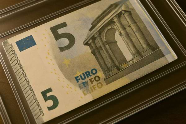 billet de 5 euros douteux dans une protection transparente