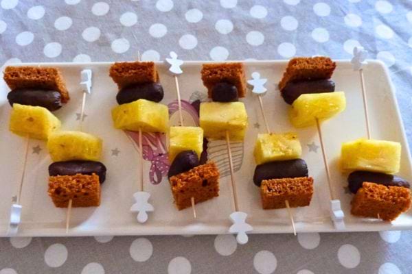 Mini brochette de petits boudins noirs, pain d'épices et ananas