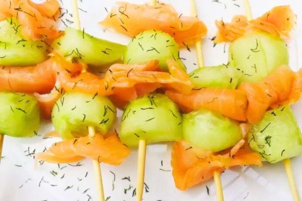 des mini brochettes légères avec du saumon et du concombre