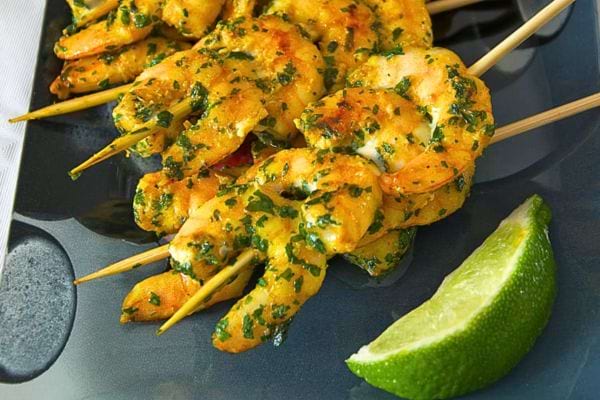 brochettes avec des crevettes au colombo