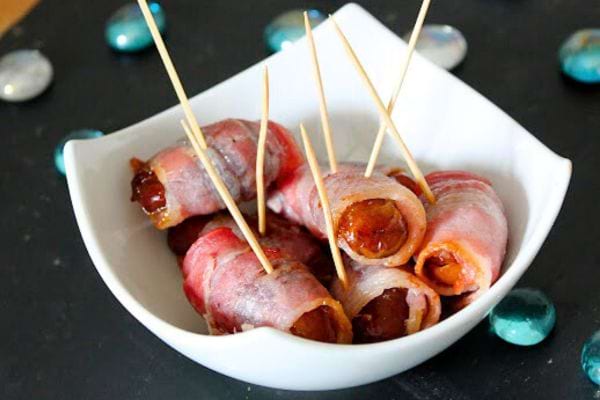 des mini brochettes de dates enroulées avec de la poitrine fumée grillée
