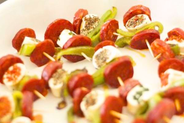 des petites brochettes avec du chorizo, du fromage de chèvre et du poivron