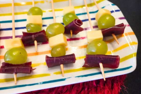 des mini brochettes avec de la viande de grison, du fromage, du raison