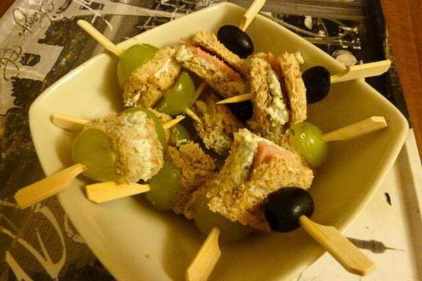 brochettes avec des mini sandwichs au fromage de chèvre et au bleu d'Auvergne