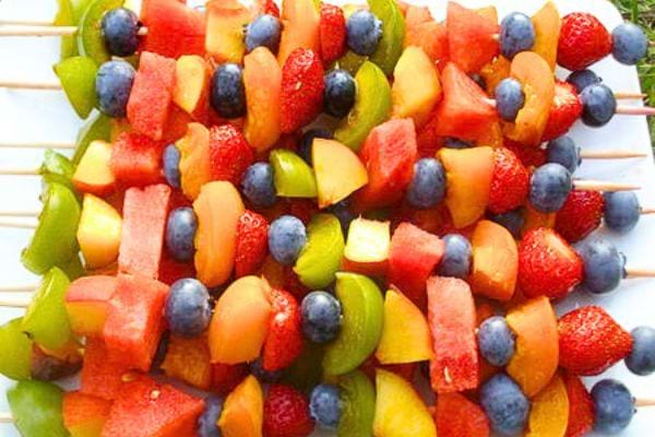 des brochettes de fruits frais