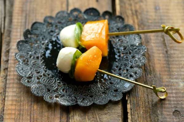 mini brochette originale avec de la mozzarella, des kakis et du basilic