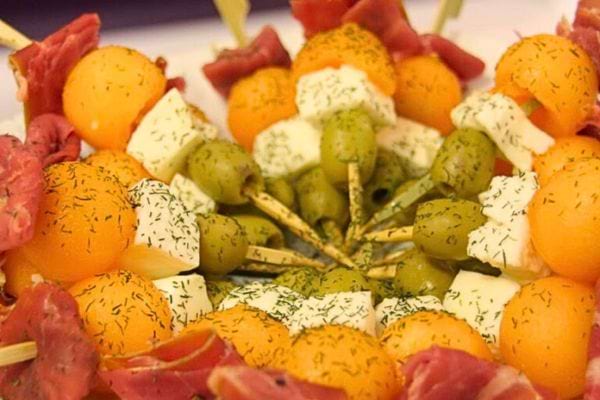 mini brochette melon, jambon, olives, mozzarella