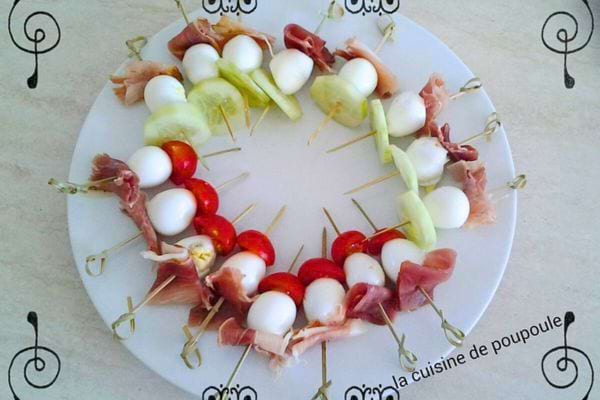petites brochettes avec des oeufs de caille, du concombre, du jambon