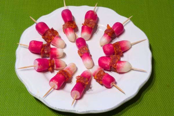 des mini brochettes au radis et au chorizo