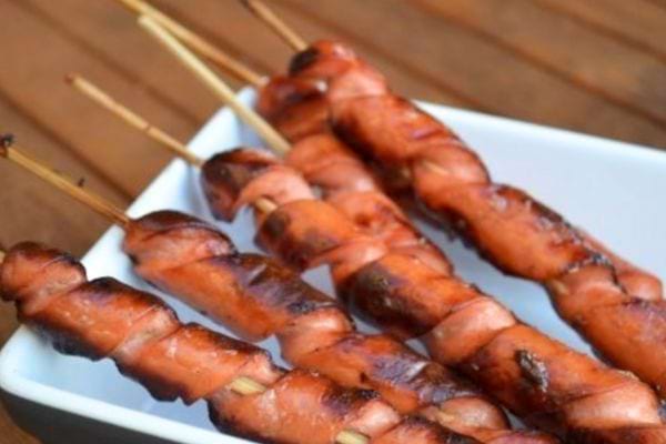 des brochettes de saucisses torsadées avec du fromage