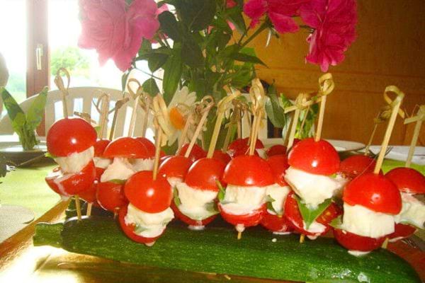 des mini brochettes avec des tomates cerises et de la mozzarella
