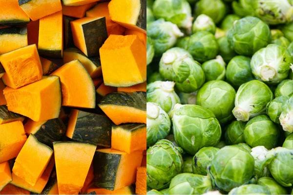 Morceaux de courge orange et choux de Bruxelles verts côte à côte.