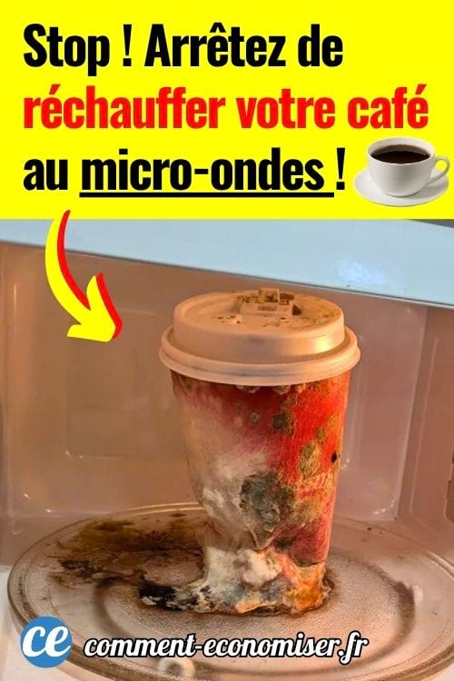 Une tasse de café à emporter qui a fondu et a débordé dans un micro-ondes